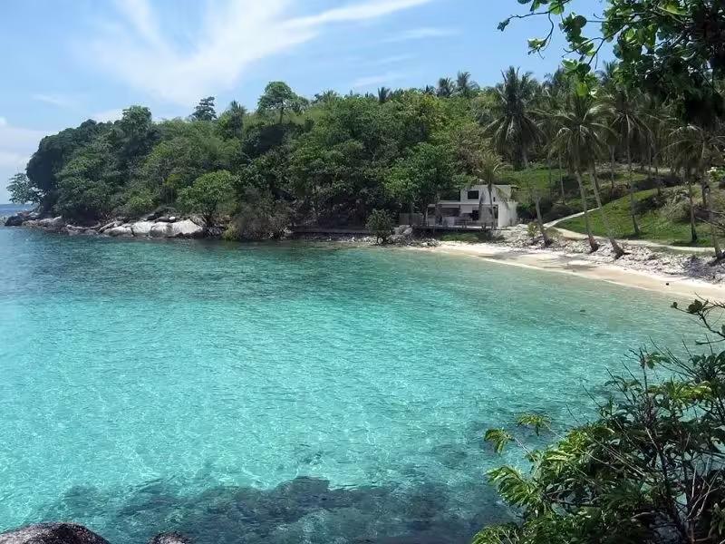 Scenic view of Ter Bay at Raya Yai Island on a Phuket island hopping tour